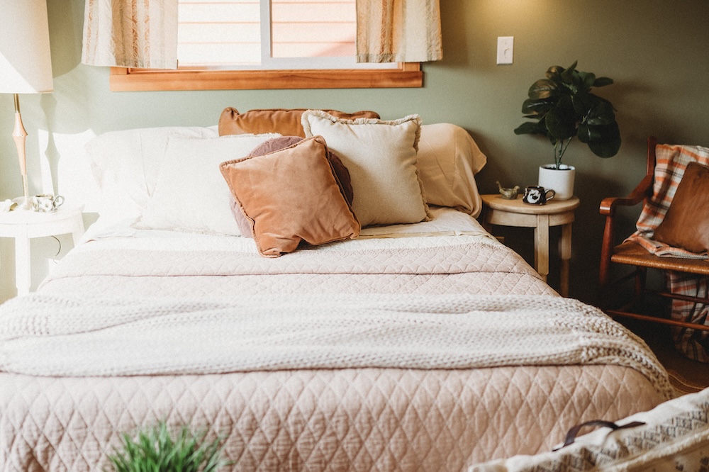 One of the guest rooms at Burning Man Abode, one of the best family-friendly lodging near Olympic National Park